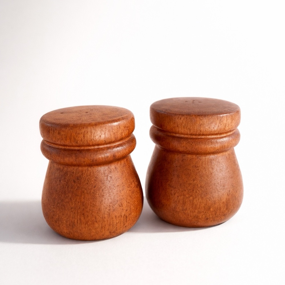 VINTAGE MID-CENTURY SCANDANAVIE STYLE HAND-TURNED WOOD SALT AND‎ PEPPER SHAKERS